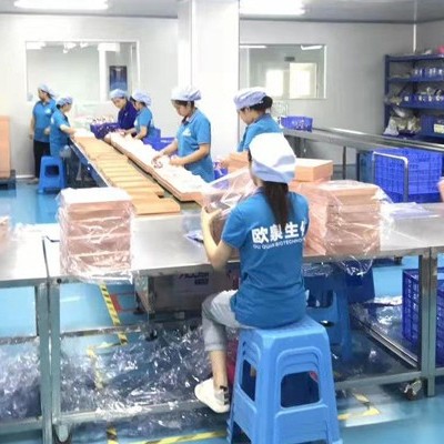 化妝品OEM廠(chǎng)家:頸部護(hù)膚小竅門(mén)